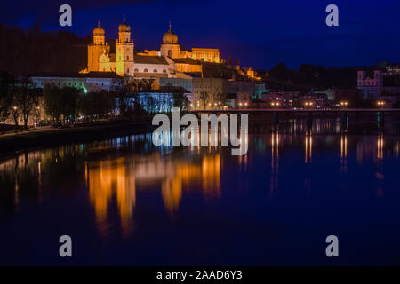 Passau, Blick über den Inn auf die Altstadt mit dem beleuchteten Dom, im Hintergr. Veste Oberhaus,  Bayern, Germany Stock Photo