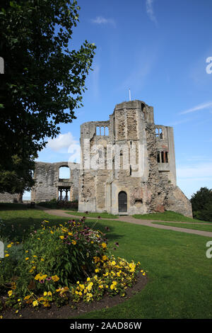 Newark Castle and Gardens bordered by the remaining walls of Newark Castle which was partly destroyed in 1646 at the end of the English Civil War. The Stock Photo