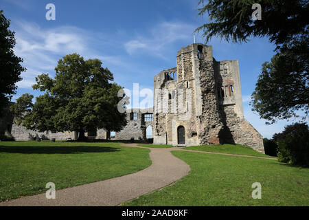 Newark Castle and Gardens bordered by the remaining walls of Newark Castle which was partly destroyed in 1646 at the end of the English Civil War. The Stock Photo