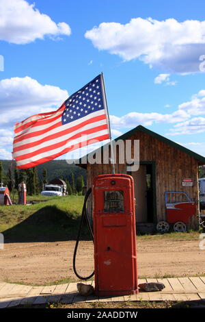 Alte rote Tankstelle mit US-Flagge Stock Photo