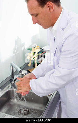 Arzt wäscht sich die Hände (mr)