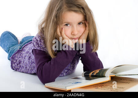 sechsjähriges Mädchen liest ein Buch (mr) Stock Photo