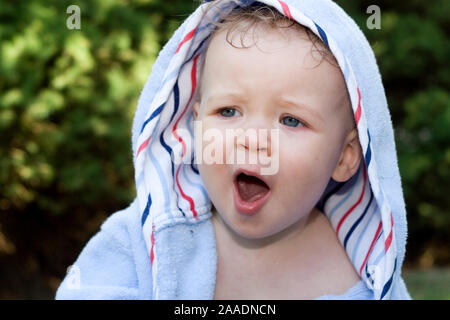 einjähriger Junge mit Bademantel (mr) Stock Photo