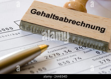 Stempel mit Aufschrift Gehaltsabrechnung liegt auf selbiger Stock Photo