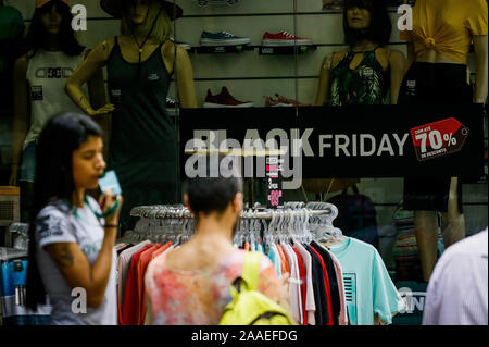 Sao Paulo, Brazil. 21st Nov 2019. SÃO PAULO, SP - 21.11.2019: LOJISTAS ANTECIPAM BLACK FRIDAY - Shopkeepers in downtown São Paulo anticipate Black Friday, with expectations of higher sales compared to last year. (Photo: Aloisio Mauricio/Fotoarena) Credit: Foto Arena LTDA/Alamy Live News Stock Photo