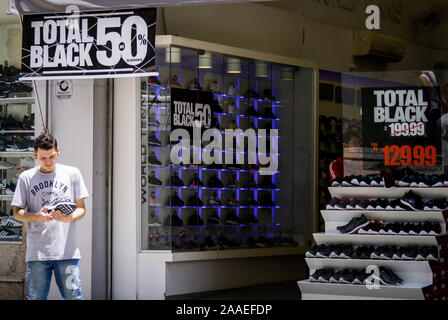 Sao Paulo, Brazil. 21st Nov 2019. SÃO PAULO, SP - 21.11.2019: LOJISTAS ANTECIPAM BLACK FRIDAY - Shopkeepers in downtown São Paulo anticipate Black Friday, with expectations of higher sales compared to last year. (Photo: Aloisio Mauricio/Fotoarena) Credit: Foto Arena LTDA/Alamy Live News Stock Photo