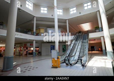 empty escalators and stores in savannah mall savannah georgia usa Stock Photo
