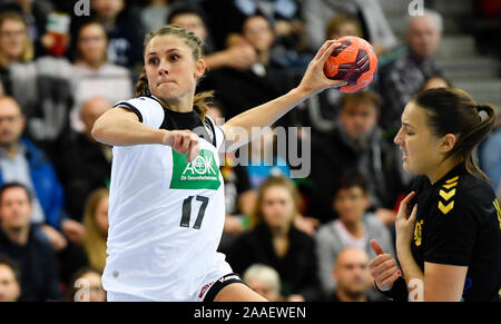 Stuttgart, Germany. 21st Nov, 2019. Handball, women: International, Germany - Montenegro: Germany's Alicia Stolle (l) rolls against Montenegro's Djurdjina Jaukovic. Credit: Thomas Kienzle/dpa/Alamy Live News Stock Photo