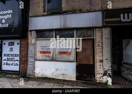 Rows of shops and closed down businesses, such as pubs and independently run stores just outside the city centre of Hanley, Stoke on Trent, derelict Stock Photo