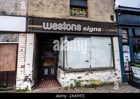 Rows of shops and closed down businesses, such as pubs and independently run stores just outside the city centre of Hanley, Stoke on Trent, derelict Stock Photo