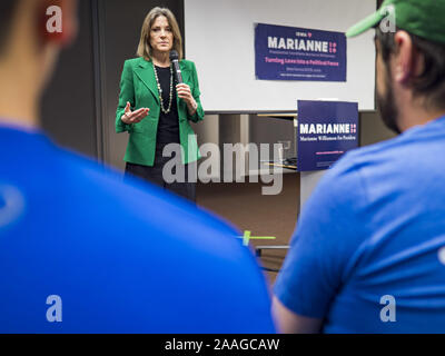 Des Moines, Iowa, USA. 21st Nov, 2019. MARIANNE WILLIAMSON talks to a group of about 50 Iowans during a campaign appearance at the Central Public Library in Des Moines. Williamson, an author, activist, and spiritual leader, is running to be the Democratic nominee for the US Presidency in the 2020 election. Iowa hosts the first presidential selection event of the 2020 election cycle. The Iowa caucuses are on February 3, 2020. Credit: Jack Kurtz/ZUMA Wire/Alamy Live News Stock Photo