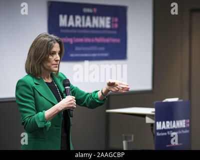 Des Moines, Iowa, USA. 21st Nov, 2019. MARIANNE WILLIAMSON talks to a group of about 50 Iowans during a campaign appearance at the Central Public Library in Des Moines. Williamson, an author, activist, and spiritual leader, is running to be the Democratic nominee for the US Presidency in the 2020 election. Iowa hosts the first presidential selection event of the 2020 election cycle. The Iowa caucuses are on February 3, 2020. Credit: Jack Kurtz/ZUMA Wire/Alamy Live News Stock Photo