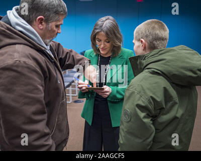 Des Moines, Iowa, USA. 21st Nov, 2019. MARIANNE WILLIAMSON signs autographs for a man and his son after a campaign appearance at the Central Public Library in Des Moines. Williamson, an author, activist, and spiritual leader, is running to be the Democratic nominee for the US Presidency in the 2020 election. Iowa hosts the first presidential selection event of the 2020 election cycle. The Iowa caucuses are on February 3, 2020. Credit: Jack Kurtz/ZUMA Wire/Alamy Live News Stock Photo