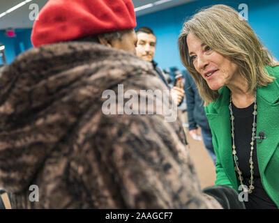 Des Moines, Iowa, USA. 21st Nov, 2019. MARIANNE WILLIAMSON talks to a woman after a campaign appearance at the Central Public Library in Des Moines. Williamson, an author, activist, and spiritual leader, is running to be the Democratic nominee for the US Presidency in the 2020 election. Iowa hosts the first presidential selection event of the 2020 election cycle. The Iowa caucuses are on February 3, 2020. Credit: Jack Kurtz/ZUMA Wire/Alamy Live News Stock Photo