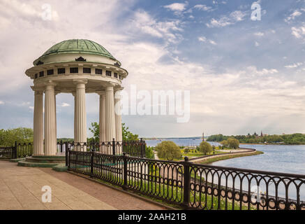 Arbor - rotunda on the Kotoroslnaya embankment in Yaroslavl, Russia. View of the confluence of the Volga and Kotorosl rivers, Strelka Park and the tem Stock Photo