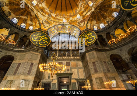 HAGIA SOPHIA ISTANBUL TURKEY INTERIOR THE DOME WALL AND TWO ISLAMIC CALLIGRAPHIC PANES OR ROUNDELS Stock Photo