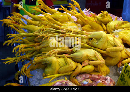 Frische Hühner auf dem Banzaan fresh market, Patong Beach, Phuket, Thailand Stock Photo