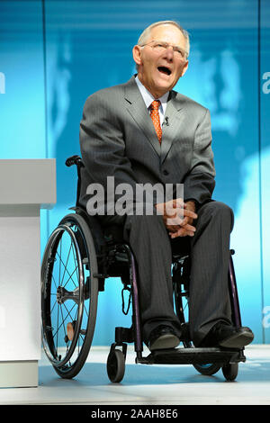 Bundesinnenminister Wolfgang Schaeuble anlaesslich der Preisverleihung des XY Preises an die Preistraeger 2009 der ZDF Sendung Aktenzeichen XY ungeloe Stock Photo