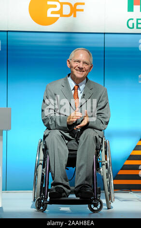 Bundesinnenminister Wolfgang Schaeuble anlaesslich der Preisverleihung des XY Preises an die Preistraeger 2009 der ZDF Sendung Aktenzeichen XY ungeloe Stock Photo