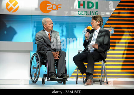 Bundesinnenminister Wolfgang Schaeuble und ZDF TV Moderator Rudi Cerne anlaesslich der Preisverleihung des XY Preises an die Preistraeger 2009 der ZDF Stock Photo