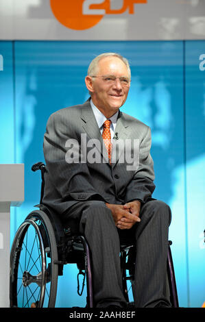 Bundesinnenminister Wolfgang Schaeuble anlaesslich der Preisverleihung des XY Preises an die Preistraeger 2009 der ZDF Sendung Aktenzeichen XY ungeloe Stock Photo