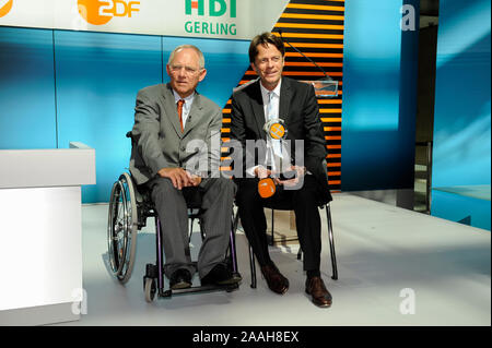 Bundesinnenminister Wolfgang Schaeuble und ZDF TV Moderator Rudi Cerne anlaesslich der Preisverleihung des XY Preises an die Preistraeger 2009 der ZDF Stock Photo