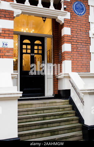 English Heritage blue plaque marking Sir Edwin Arnold's house in Bolton Gardens, Kensington, London Stock Photo