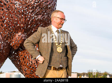 Unveiling of bear sculpture to celebrate life of John Muir by sculptor Andy Scott wearing Provost chain, Dunbar, East Lothian, Scotland, UK Stock Photo
