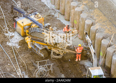 Wien, Vienna: Ankerbohrgerät (tieback drilling machine), pile wall, worker, construction site in , Wien, Austria Stock Photo