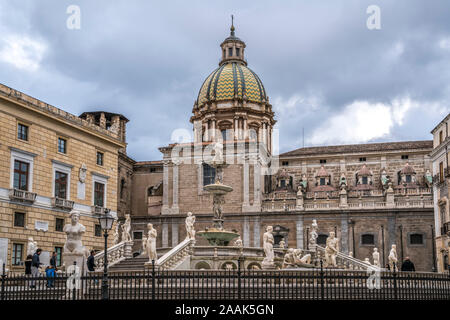 Brunnen Fontana Pretoria und die Kirche San Giuseppe dei Teatini , Palermo, Sizilien, Italien, Europa  | fountain Fontana Pretoria and the church San Stock Photo