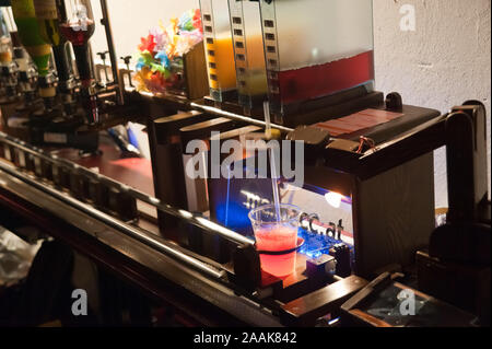 Wien, Roboexotica, Roboter mixen Drinks