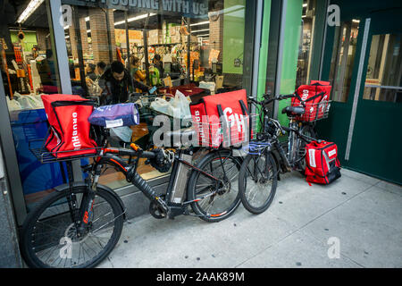 A delivery bicycles with a GrubHub branded totes outside of the Fairway supermarket in the Chelsea neighborhood of New York on Tuesday, November 19, 2019 (© Richard B. Levine) Stock Photo