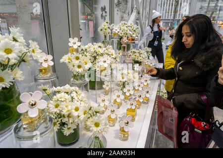 Daisy cheap perfume shoppers