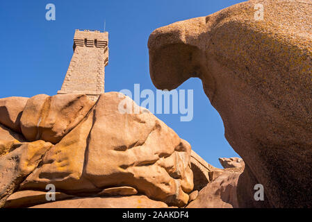 The Pors Kamor lighthouse along the Côte de granit rose / Pink Granite Coast at Ploumanac'h, Perros-Guirec, Côtes-d'Armor, Brittany, France Stock Photo