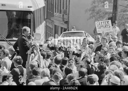 Democratic Presidential Nominee Jimmy Carter speaking to Crowd at Campaign Stop, Pittsburgh, Pennsylvania, USA, photograph by Thomas J. O'Halloran, September 1976 Stock Photo