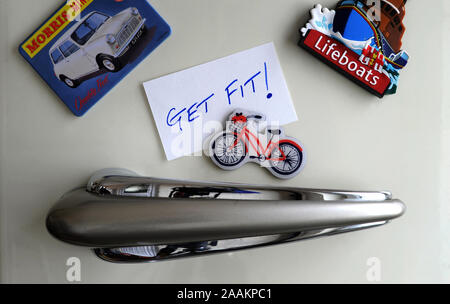 REMINDER NOTE ON FRIDGE DOOR READING GET FIT! WITH BICYCLE FRIDGE MAGNET RE HEALTH EXERCISE FITNESS OBESITY GETTING FIT WEIGHT ETC UK Stock Photo