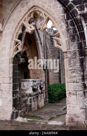 gotische Klosterruine Bellapais - römischer Steinsarg mit Verzierung, Türkische Republik Nordzypern Stock Photo