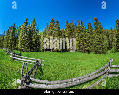 Log fence, Dallas Creek Road, County Road 7, San Juan Mountains near Ridgway, Colorado. Stock Photo