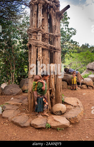 Ethiopia, Karat-Konso, Gamole walled village, child at the 42 pole Olahita (generation poles) Stock Photo
