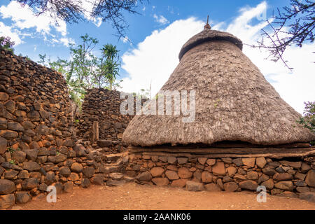 Ethiopia, Karat-Konso, Gamole walled village, paleta, conical roofed hut with pottery cap near Olahita Stock Photo