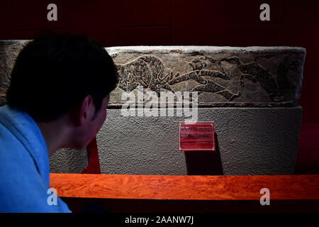 Nanyang, China's Henan Province. 22nd Nov, 2019. A visitor looks at an exhibit at the Nanyang Stone-Carved Art Museum in Nanyang, central China's Henan Province, Nov. 22, 2019. Founded in 1935, the Museum of Han Dynasty Stone Carvings features more than 2,000 stone carving exhibits unearthed in mausoleums built between the late third century BC and the early third century AD. Credit: Feng Dapeng/Xinhua/Alamy Live News Stock Photo