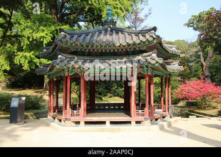 Pavilion in style traditional Korean architecture at Changdeokgung Palace in Seoul, South Korea.