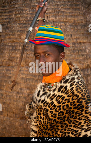 Ethiopia, Rift Valley, Gamo Gofo Omo, Arba Minch, Dorze village, man wearing leopard skin holding spear Stock Photo
