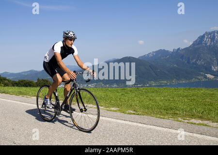 Mann mit dem Rennrad in alpiner Landschaft Stock Photo