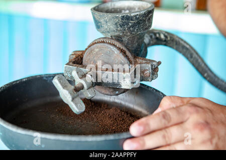 Cuba: el hombre muele con un antiguo molino de café Fotografía de stock -  Alamy