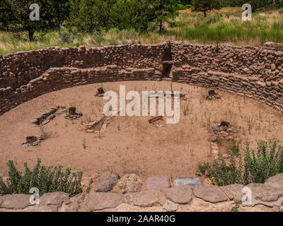 Kiva, Tyuonyi (QU-weh-nee) village, Bandelier National Monument, Los Alamos, New Mexico. Stock Photo