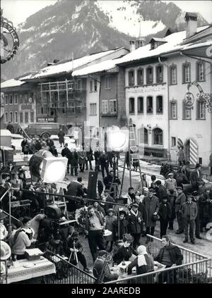 1964 - Gruyere, Switzerland - The film ''Lady L'' is now being produced in the romantic atmosphere and medieval scenery of the little Swiss town, Gruyere. The principal roles are played by SOFIA LOREN, PAUL NEWMAN, DAVID NIVEN, and PETER USTINOV, all seated at a table surrounded by cast and crew, and mountains while filming a scene for the movie. Credit: Keystone Pictures USA/ZUMAPRESS.com/Alamy Live News Stock Photo