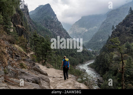 Young woman trekking in the Himalayas near Manjo, Solo Khumbu, Nepal Stock Photo
