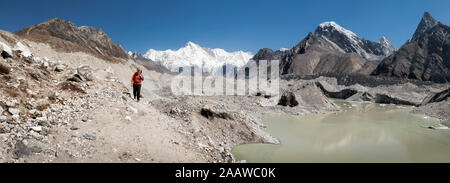 Woman trekking near Gokyo Lakes, Himalayas, Solo Khumbu, Nepal Stock Photo