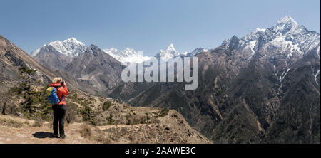 Woman hiking the Everest Base Camp trek, Himalayas, Solo Khumbu, Nepal Stock Photo